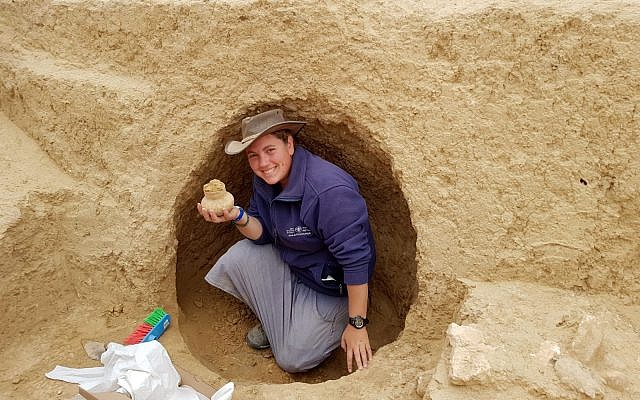 L'archéologue Shira Bloch tient de la vaisselle vieille de 2000 ans découverte lors de fouilles dans la région de Tel Beersheva (Autorité des antiquités d'Israël).