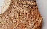 Un morceau d'une lampe à l'huile vieille de 2000 ans et décorée d'une menorah. Le morceau a été retrouvé dans une fouille à proximité de Tel Beer-Sheva. (Anat Rasiuk, Autorité des antiquités d'Israël)