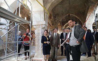 Joey Hood (au centre), un chargé d'affaires américain en Irak, visite le Tombeau de Nahum dans le nord de l'Irak, le 26 avril 2019, où il a promis de donner 500 000 dollars pour restaurer et préserver le site (Crédit : Consulat général américain à Erbil)