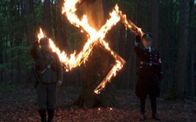 Des membres du groupe polonais néo-Nazi Fierté et Modernité célèbrent l'anniversaire d'Adolf Hitler dans une vidéo sans date. (Copie d'écran : TVN24) Des membres du groupe polonais néo-Nazi Fierté et Modernité célèbrent l'anniversaire d'Adolf Hitler dans une vidéo sans date. (Copie d'écran : TVN24)