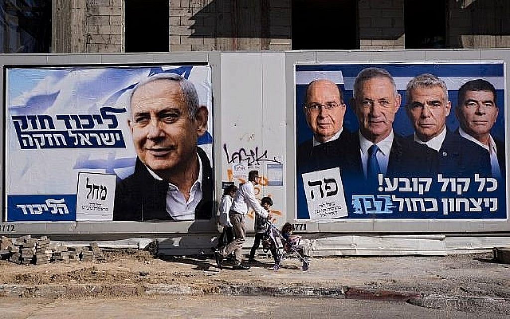 Des gens passent devant des affiches de la campagne électorale montrant le Premier ministre Benjamin Netanyahu, à gauche, et les dirigeants de Kakhol lavan, de gauche à droite, Moshe Ya’alon, Benny Gantz, Yair Lapid et Gabi Ashkenazi, à Tel Aviv, le 3 avril 2019. Sur les affiches on peut lire, à gauche, "Un Likud fort, un Israël fort" et, à droite, "Chaque vote compte, victoire pour Kakhol lavan". (AP Photo/Oded Balilty) Des gens passent devant des affiches de la campagne électorale montrant le Premier ministre Benjamin Netanyahu, à gauche, et les dirigeants de Kakhol lavan, de gauche à droite, Moshe Ya’alon, Benny Gantz, Yair Lapid et Gabi Ashkenazi, à Tel Aviv, le 3 avril 2019. Sur les affiches on peut lire, à gauche, "Un Likud fort, un Israël fort" et, à droite, "Chaque vote compte, victoire pour Kakhol lavan". (AP Photo/Oded Balilty)
