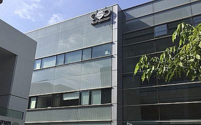 Le logo de l’entreprise israélienne NSO Group sur un bâtiment où elle avait des bureaux, à Herzliya, jusqu’en 2016. (AP Photo/Daniella Cheslow) Le logo de l’entreprise israélienne NSO Group sur un bâtiment où elle avait des bureaux, à Herzliya, jusqu’en 2016. (AP Photo/Daniella Cheslow)