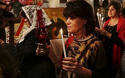 Des membres de l’Eglise catholique romaine prient lors de la procession du dimanche de Pâques à l’Eglise du Saint-Sépulcre dans la Vieille ville de Jérusalem, le 16 avril 2017. (Crédit : AFP / Gali Tibbon)