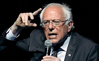 Le sénateur américain Bernie Sanders répond à une question lors d'une réunion de mairie à Jackson, Mississippi, le 4 avril 2018. (AP Photo/Rogelio V. Solis)