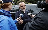 Jeff Finkelstein, au centre, président de la Fédération juive du Grand Pittsburgh, est interrogé non loin de la Synagogue de l'Arbre de Vie, le 27 octobre 2018. (AP Photo/ Gene J. Puskar)