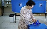 Une femme vote dans un bureau de vote de l'implantation israélienne d'Efrat en Cisjordanie. (le 9 avril 2019)