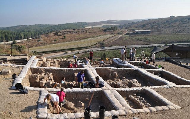 Des archéologues travaillent sur des gouilles de la ville biblique de Lachish, où une inscription en alphabet cananéen datant du début du 12ème siècle avant l'ère chrétienne a été retrouvé en 2014.
(Crédit: Yossi Garfinkel, Université hébraïque) Des archéologues travaillent sur des gouilles de la ville biblique de Lachish, où une inscription en alphabet cananéen datant du début du 12ème siècle avant l'ère chrétienne a été retrouvé en 2014.
(Crédit: Yossi Garfinkel, Université hébraïque)