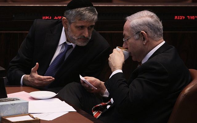 Le Premier ministre Benjamin Netanyahu et le minister des Affaires intérieures de l'époque Eli Yishai, à la Knesset en 2012 (Kobi Gideon/Flash90) Le Premier ministre Benjamin Netanyahu et le minister des Affaires intérieures de l'époque Eli Yishai, à la Knesset en 2012 (Kobi Gideon/Flash90)