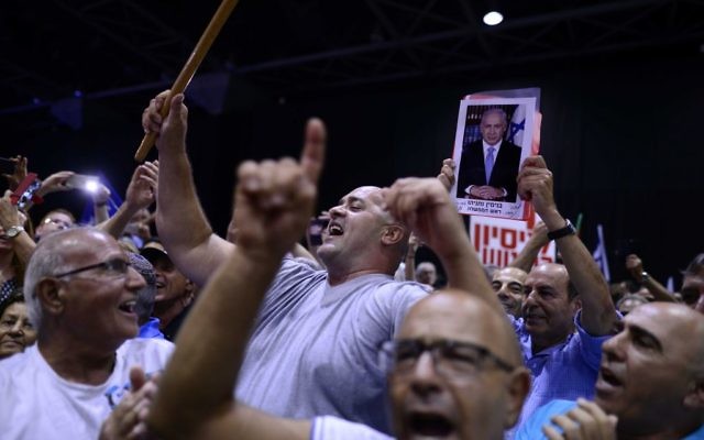 Des militants du Likud à un meeting en soutien au Premier ministre Benjamin Netanyahu, alors que lui et sa femme sont visés par des procédures judiciaires, à Tel Aviv, le 9 août 2017. (Tomer Neuberg/Flash90) Des militants du Likud à un meeting en soutien au Premier ministre Benjamin Netanyahu, alors que lui et sa femme sont visés par des procédures judiciaires, à Tel Aviv, le 9 août 2017. (Tomer Neuberg/Flash90)