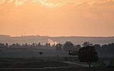 De la fumée s'échappe d'une roquette tombée dans un champ du sud d'Israël à proximité de la frontière avec Gaza le 13 novembre 2018. (Hadas Parush/Flash90)