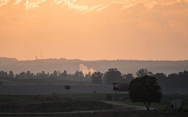 De la fumée s'échappe d'une roquette tombée dans un champ du sud d'Israël à proximité de la frontière avec Gaza le 13 novembre 2018. (Hadas Parush/Flash90) De la fumée s'échappe d'une roquette tombée dans un champ du sud d'Israël à proximité de la frontière avec Gaza le 13 novembre 2018. (Hadas Parush/Flash90)