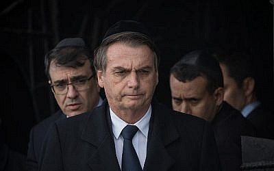 Le président brésilien Jair Bolsonaro lors d'une visite au musée mémoriel Yad Vashem de la Shoah à Jérusalem, le 2 avril 2019. (Noam Revkin Fenton/Flash90)