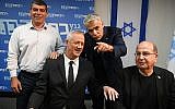 Les dirigeants du parti Kakhol lavan, de gauche à droite, Gabi Ashkenazi, Benny Gantz, Yair Lapid et Moshe Yaalon lors d'une conférence de presse au siège du parti à Tel Aviv, le 10 avril 2019, au lendemain du jour des élections. (Flash90)