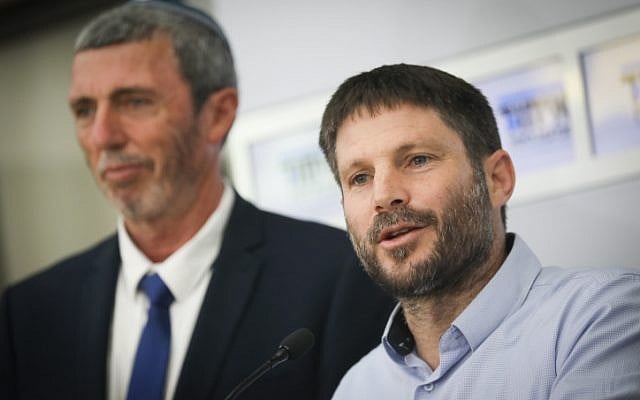 Bezalel Smotrich (droite) et Rafi Peretz (gauche) de l'Union des partis de droite tiennent une conférence de presse après une rencontre avec le président Reuven Rivln à la résidence du Président à Jérusalem le 16 avril 2019. (Noam Revkin Fenton/Flash90) Bezalel Smotrich (droite) et Rafi Peretz (gauche) de l'Union des partis de droite tiennent une conférence de presse après une rencontre avec le président Reuven Rivln à la résidence du Président à Jérusalem le 16 avril 2019. (Noam Revkin Fenton/Flash90)