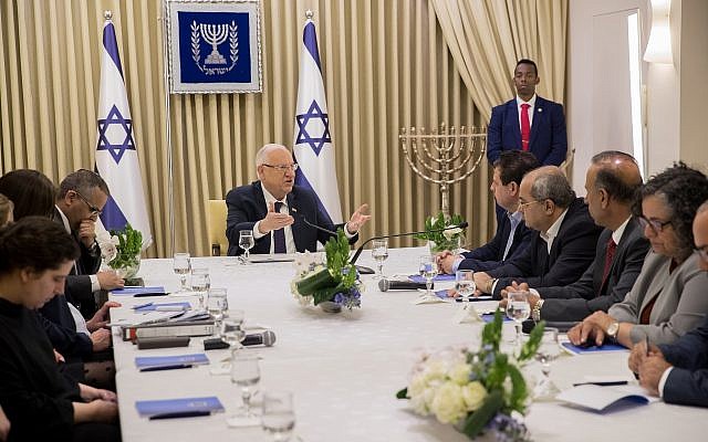 Des membres du parti Hadash-Taal rencontrent le président Reuven Rivlin à la résidence du Président à Jérusalem le 15 avril 2019. (Yonatan Sindel/Flash90) Des membres du parti Hadash-Taal rencontrent le président Reuven Rivlin à la résidence du Président à Jérusalem le 15 avril 2019. (Yonatan Sindel/Flash90)