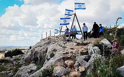 Des Israéliens visitent l'implantation juive de Peduel à Samarie, en Cisjordanie, el 22 avril 2019. (Flash90)