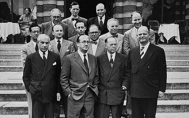 Des membres de la conférence sur les Revendications matérielles juives au Luxembourg pour la signature d'un Accord de réparation entre la République fédérale d'Allemagne, l'Etat d'Israël et la Conférence sur les Revendications matérielles juives en 1952. Parmi les personnes sur la photo, il y a Benjamin Ferencz (deuxième rang en partant du bas, deuxième position de la gauche). (Ben Ferencz/USHMM)