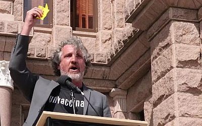 Le militant anti-vaccination Del Bigtree tient une Etoile de David lors d'une manifestation à New York. (Capture d'écran YouTube)