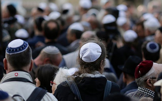 Des gens portent des kippas lors d'une manifestation à Berlin le 25 avril 2018.
(AP/Markus Schreiber) Des gens portent des kippas lors d'une manifestation à Berlin le 25 avril 2018.
(AP/Markus Schreiber)
