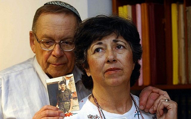 Miriam et Yoni Baumel en 2003 avec une image de leur fils Zachary, qui est disparu au combat en 1982. (Flash90) Miriam et Yoni Baumel en 2003 avec une image de leur fils Zachary, qui est disparu au combat en 1982. (Flash90)
