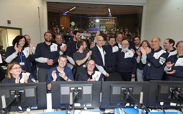Des ingénieurs se félicitent depuis le centre de contrôle de Bereshit à Yehud le 5 avril 2019 après avoir annoncé que la force gravitationnelle de la lune a très probablement réussi à attirer la sonde spatiale Bereshit. Il s'agissait de la manoeuvre la plus compliquée que la sonde a effectuée depuis son lancement. 
 (Eliran Avital/Crédit : Bereshit)