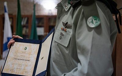Le commandant de l'unité 504 reçoit une décoration officielle en avril 2019. Pour des raisons de sécurité, l'identité du command est classifiée. (Tsahal)