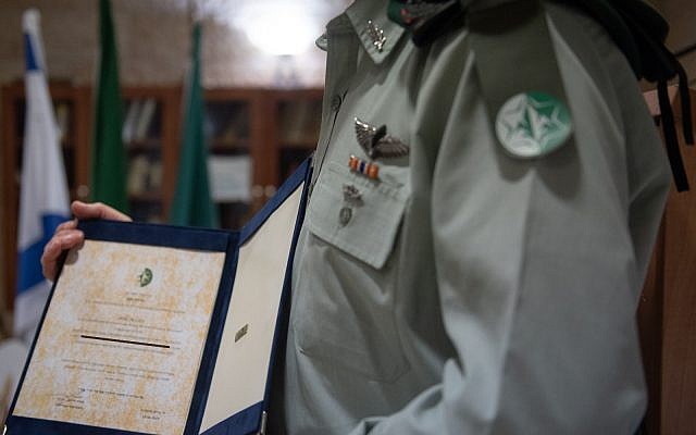 Le commandant de l'unité 504 reçoit une décoration officielle en avril 2019. Pour des raisons de sécurité, l'identité du command est classifiée. (Tsahal) Le commandant de l'unité 504 reçoit une décoration officielle en avril 2019. Pour des raisons de sécurité, l'identité du command est classifiée. (Tsahal)