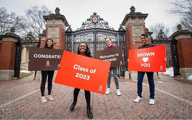Des étudiants de Brown Université accueillent les nouveaux étudiants 2019. (Crédit : Brown Université) Des étudiants de Brown Université accueillent les nouveaux étudiants 2019. (Crédit : Brown Université)
