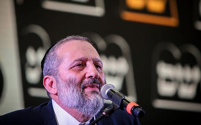 Aryeh Deri, le chef du parti Shas, accueille des militants alors que les résultats des élections israéliennes sont annoncées au quartier général du parti à Jérusalem, le 9 avril 2019. (Flash90) Aryeh Deri, le chef du parti Shas, accueille des militants alors que les résultats des élections israéliennes sont annoncées au quartier général du parti à Jérusalem, le 9 avril 2019. (Flash90)