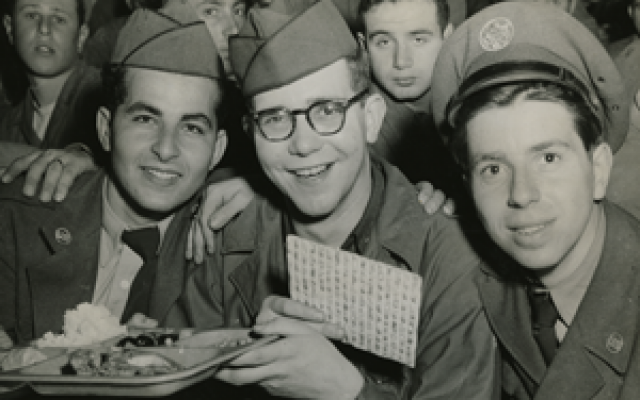 Des soldats américains célèbrent Pessah à Séoul en Corée en 1952. (Société de l'histoire juive américaine) Des soldats américains célèbrent Pessah à Séoul en Corée en 1952. (Société de l'histoire juive américaine)