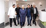 Le Président de l'Autorité palestinienne Mahmoud Abbas, marchant dans un hôpital, le 21 mai 2018. (Capture d'écran : Twitter)
