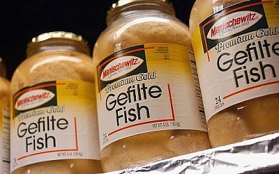 Des conserves de Gefilte Fish sont posées sur les étagères en attendant d'être achetées par les consommateurs au magasin de Pessah de McGaffrey, le 2 avril 2004 à Yardley, Pennsylvanie. 
(Photo de William Thomas Cain/Getty Images)