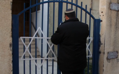 Le défunt rabbin Achiad Ettinger vu à l'entrée de la yeshiva Oz V'emuna hesder  à Tel Aviv, en 2017 (Capture d'écran: YouTube)