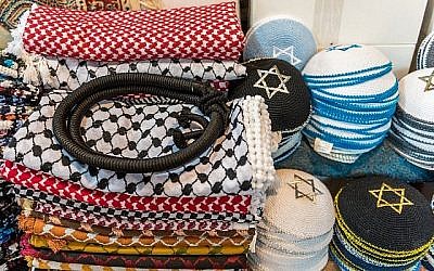 Des kippas et des keffiyehs en vente dans la Vieille Ville de Jérusalem. (iStock)