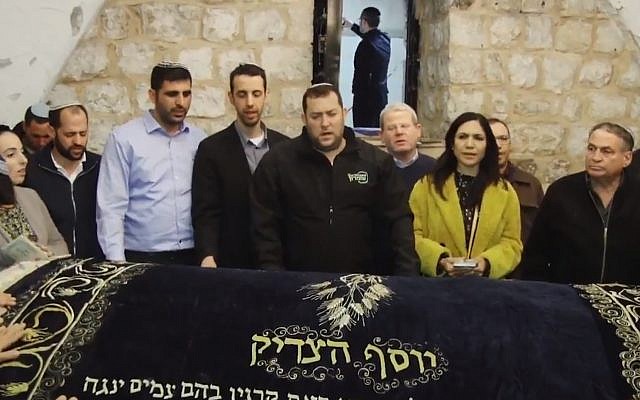 Des membres de la Knesset prient au Tombeau de Joseph situé à côté de Naplouse, en Cisjordanie. Yossi Dagan, le président du Conseil régional de Samarie, Eti Atia du Likud (3ème à droite), Uzi Dayan du Likud (à droite), Ariel Kallner du Likud (cinquième à gauche) et Idit Silman de l’Union des partis de droite le 24 avril 2019. (Copie d’écran : Twitter). Des membres de la Knesset prient au Tombeau de Joseph situé à côté de Naplouse, en Cisjordanie. Yossi Dagan, le président du Conseil régional de Samarie, Eti Atia du Likud (3ème à droite), Uzi Dayan du Likud (à droite), Ariel Kallner du Likud (cinquième à gauche) et Idit Silman de l’Union des partis de droite le 24 avril 2019. (Copie d’écran : Twitter).