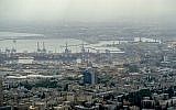 Vue de raffineries de pétrole dans la zone portuaire de Haïfa, ville du nord d'Israël, le 5 mai 2017. (Yaniv Nadav/Flash90)