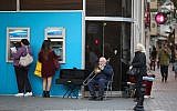 Des distributeurs automatiques de la banque Leumi rue Dizengoff, à Tel Aviv ,le 18 janvier 2015 (Crédit : Nati Shohat/Flash90)