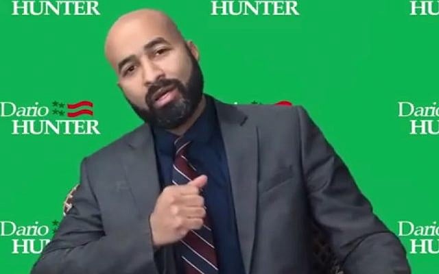 Dario Hunter, un rabbin de 35 ans qui se présente aux Primaires du parti écologique pour la présidentielle de 2020. (Crédit : capture écran/YouTube) Dario Hunter, un rabbin de 35 ans qui se présente aux Primaires du parti écologique pour la présidentielle de 2020. (Crédit : capture écran/YouTube)
