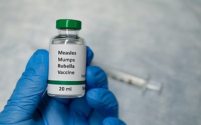 Un flacon de vaccin contre la rougeole. 'Crédit :Manjurul via iStock)