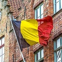 Drapeau de la Belgique, à Bruges. (Crédit : stormwatch153 via iStock)