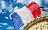 Un drapeau de la France. (Crédit : Connel_Design via iStock)
