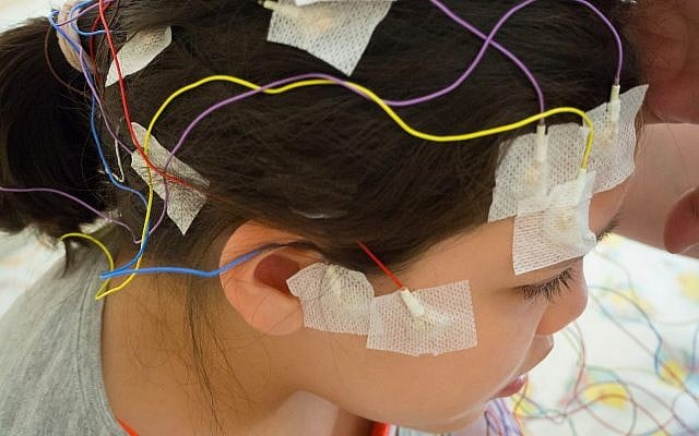 Illustration ; une fille équipée d'électrodes pour un EEG. (Crédit ; Luaeva, Getty Images)