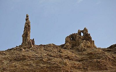 La statue de sel que l'on suppose être la femme de Lot, au bord de la mer Morte. (Crédit : domaine public)