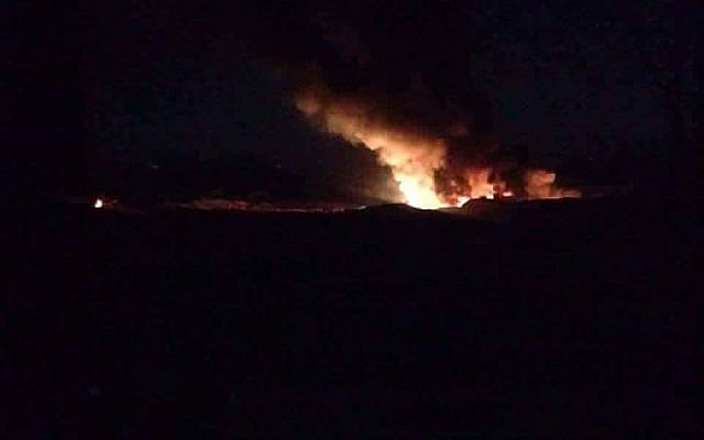 Une capture d'écran diffusée sur les réseaux sociaux prétend montrer une attaque aérienne israélienne présumée visant des installations iraniennes dans la ville syrienne de Masyaf, le 13 avril 2019. (Capture d'écran/Twitter) Une capture d'écran diffusée sur les réseaux sociaux prétend montrer une attaque aérienne israélienne présumée visant des installations iraniennes dans la ville syrienne de Masyaf, le 13 avril 2019. (Capture d'écran/Twitter)