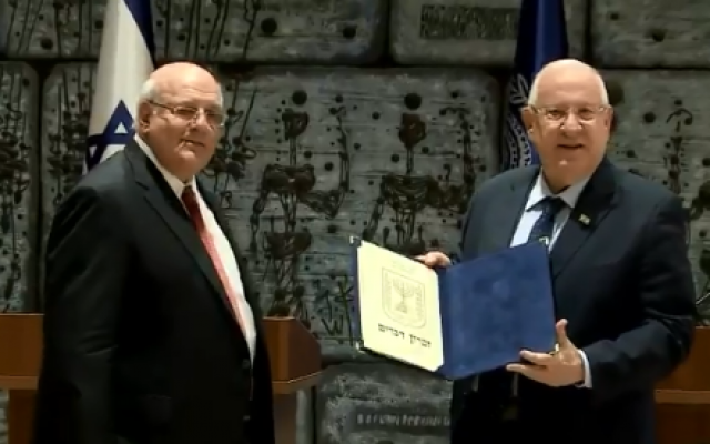 Le chef de la commission centrale électorale Hanan Melcer, à gauche, remet les résultats définitifs des élections au président Reuven Rivlin à la résidence du président de Jérusalem, le 7 avril 2019 (Capture d'écran/Twitter) Le chef de la commission centrale électorale Hanan Melcer, à gauche, remet les résultats définitifs des élections au président Reuven Rivlin à la résidence du président de Jérusalem, le 7 avril 2019 (Capture d'écran/Twitter)