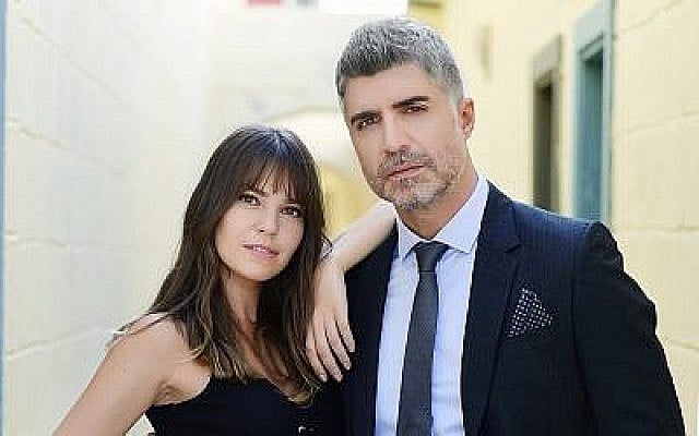 Ozcan Deniz (D) et Alsi Enver, stars de la série télévisée Istanbullu Gelin. (Crédit : autorisation) Ozcan Deniz (D) et Alsi Enver, stars de la série télévisée Istanbullu Gelin. (Crédit : autorisation)