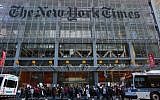 Sur cette photo prise le 26 février 2017, des gens participent à une manifestation devant le "New York Times" à New York. (AFP Photo/Kena Betancur)