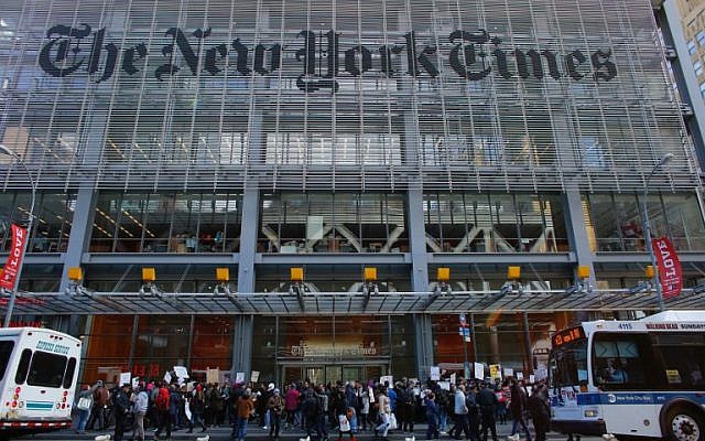 Sur cette photo prise le 26 février 2017, des gens participent à une manifestation devant le "New York Times" à New York. (AFP Photo/Kena Betancur)