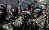 Des hommes armés et masqués du Hamas assistent aux funérailles de Mahmoud al-Nabaheen, 24 ans, dans le camp de réfugiés de Bureij, dans le centre de la bande de Gaza, le 23 janvier 2019. (Mahmud Hams/AFP)