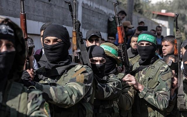 Des hommes armés et masqués du Hamas assistent aux funérailles de Mahmoud al-Nabaheen, 24 ans, dans le camp de réfugiés de Bureij, dans le centre de la bande de Gaza, le 23 janvier 2019. (Mahmud Hams/AFP)